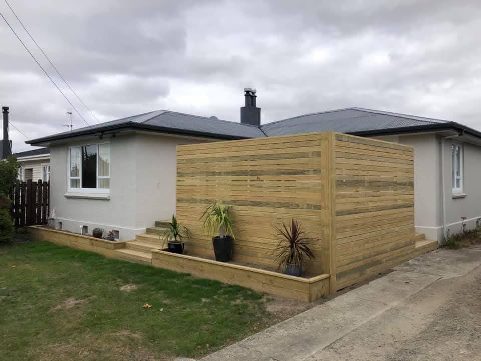 Landscape construction - Deck and screening